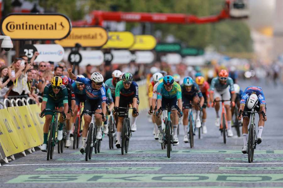 Philipsen levant les bras pour Van der Poel ce dimanche.