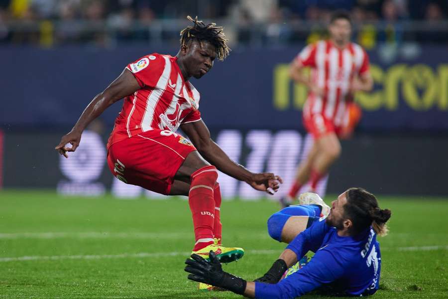 El Bilal Toure stuit op de keeper van Cadiz