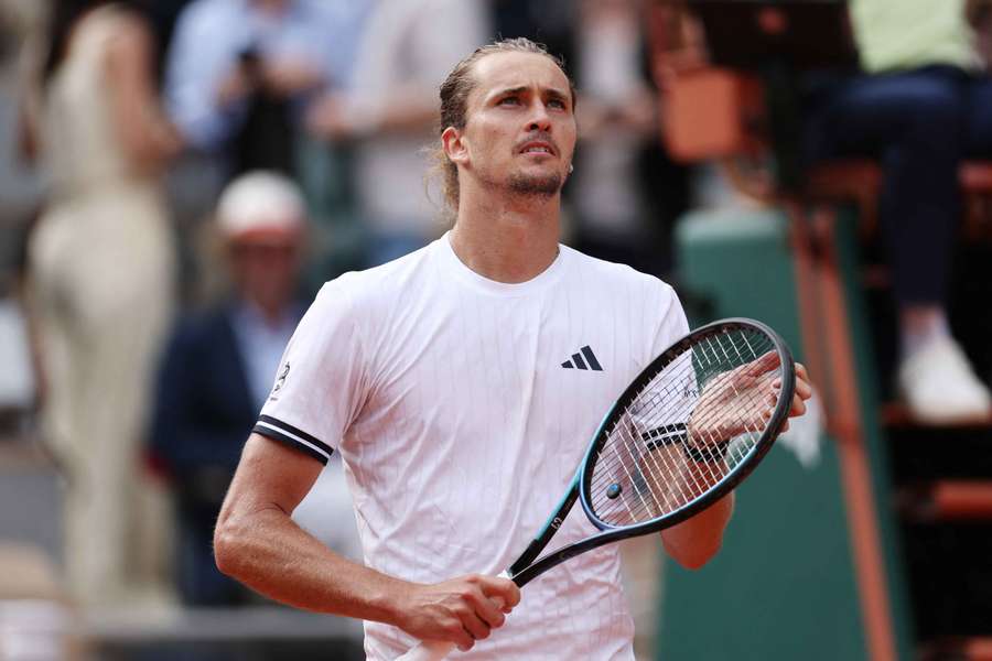 Zverev segue para os quartos de final de Roland Garros