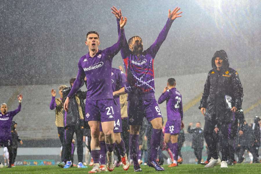Fiorentina revine în sferturile de finală ale UEFA Conference League după ce a trecut joi de Panatinaikos. Fiorentina revine în sferturile de finală ale UEFA Conference League după ce a trecut joi de Panatinaikos.