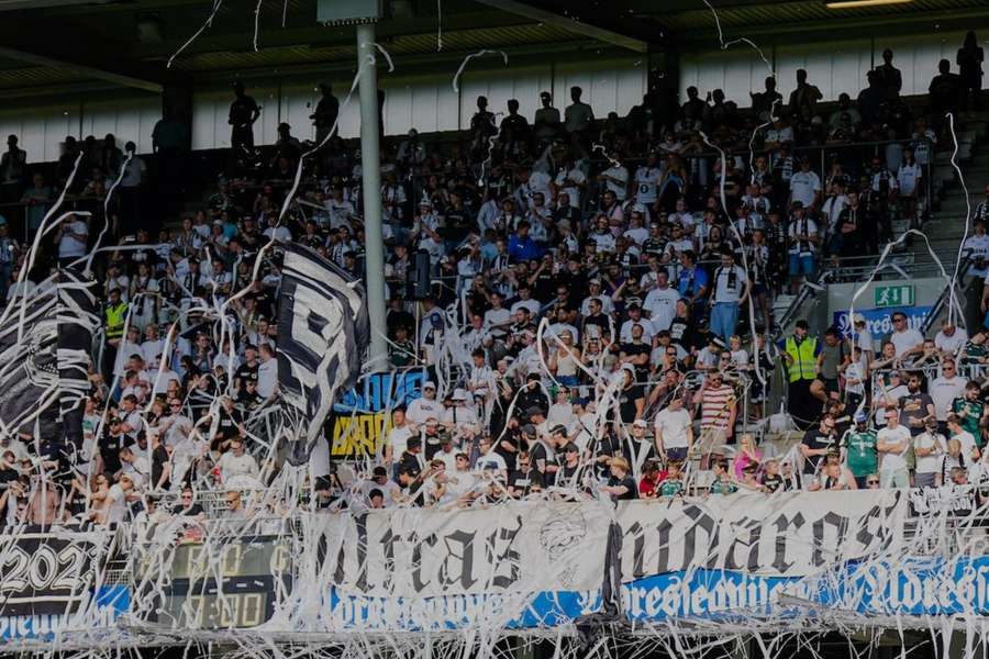 Protestos dos adeptos levaram ao fim do jogo