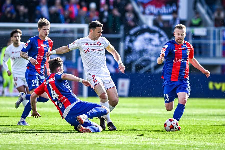 Angel Rodado w otoczeniu piłkarzy Odry Opole Angel Rodado w otoczeniu piłkarzy Odry Opole