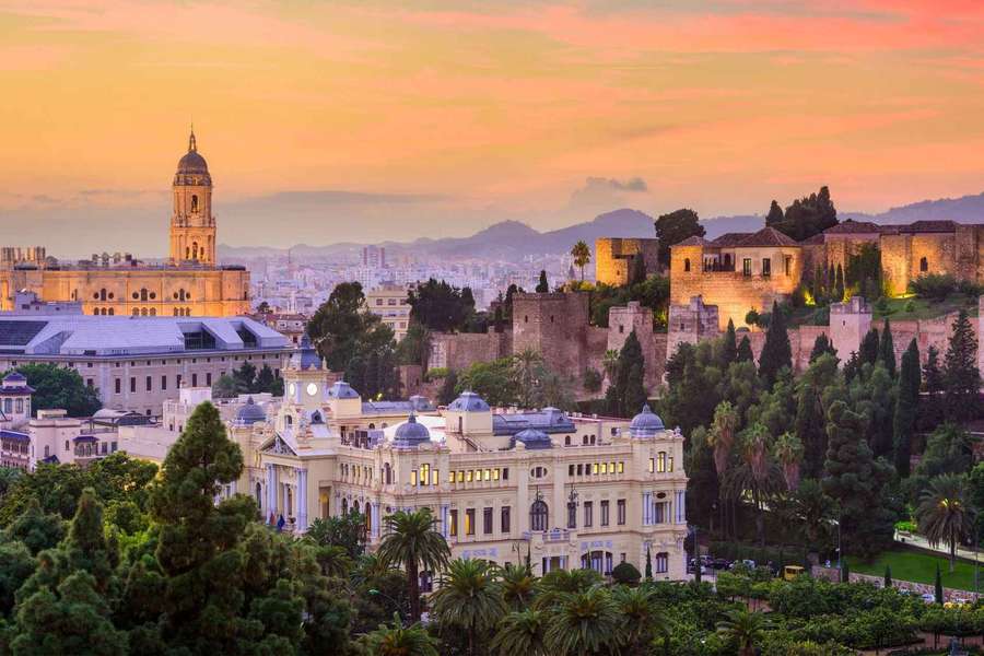 Vistas de la Catedral, la Alcazaba y el Ayuntamiento de Málaga