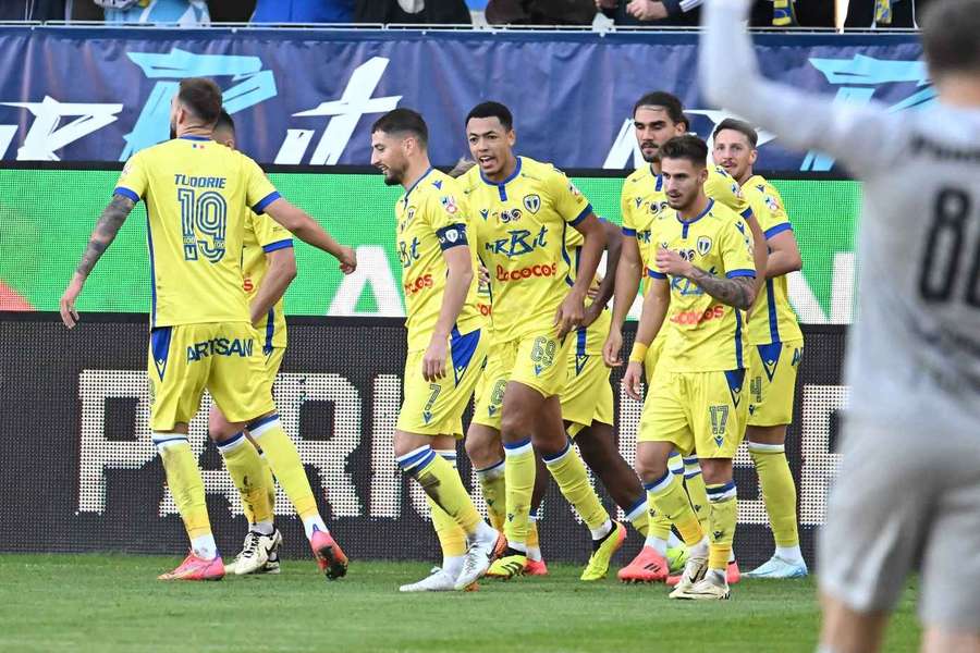 Yohan Roche s-a prăbușit pe teren în Petrolul - Universitatea Craiova