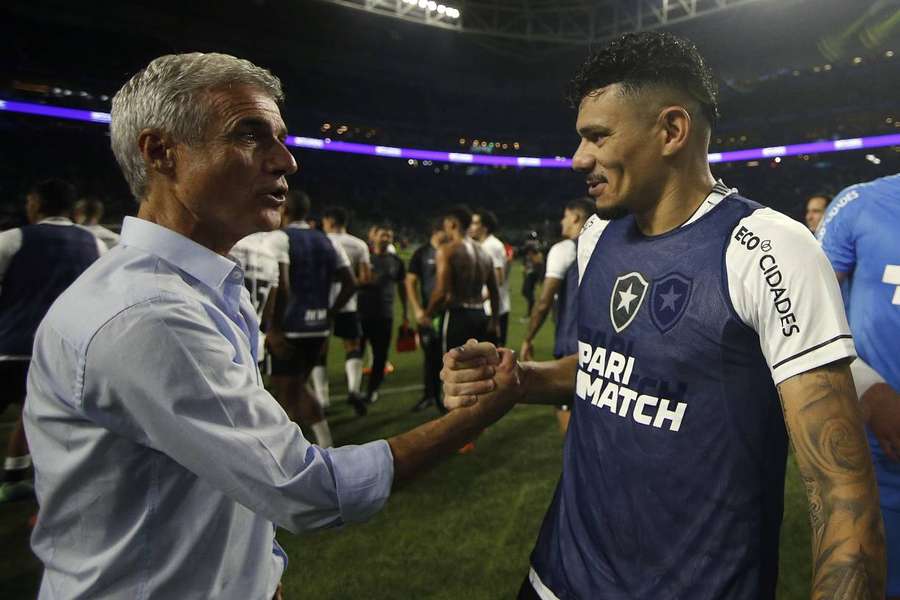 Luís Castro cumprimenta Tiquinho Soares, autor do gol da vitória do Botafogo