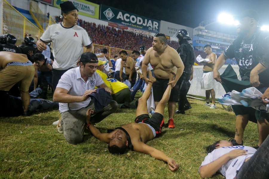 Momente de groază la un meci de fotbal din El Salvador Momente de groază la un meci de fotbal din El Salvador