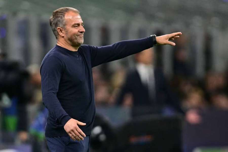 Contrato de Hansi Flick com o Barcelona terminaria em 2026
