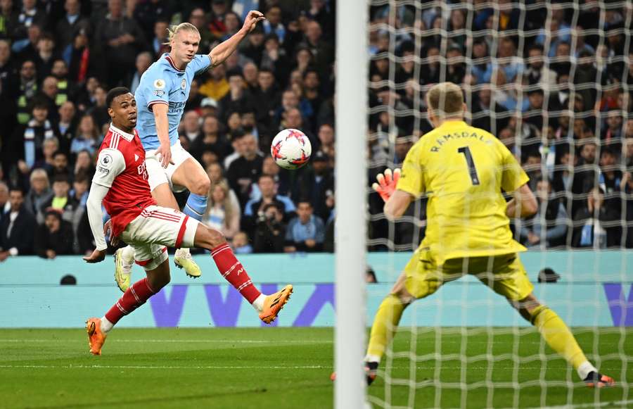 Aaron Ramsdale saves a shot by Erling Haaland