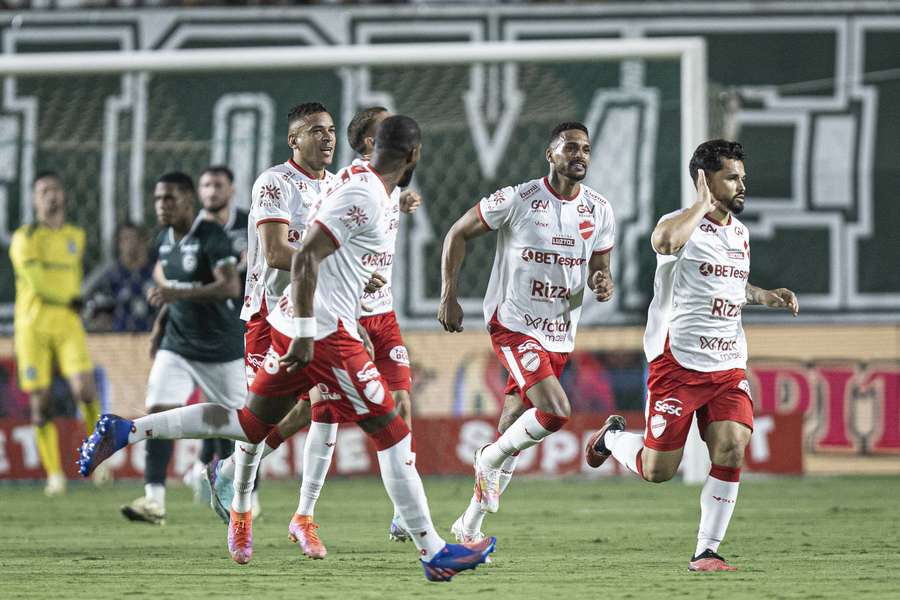 Alesson marcou o gol do Vila ainda no primeiro tempo