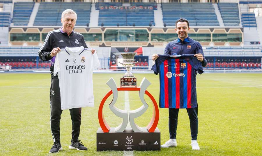 Ancelotti y Xavi, junto al trofeo de la Supercopa
