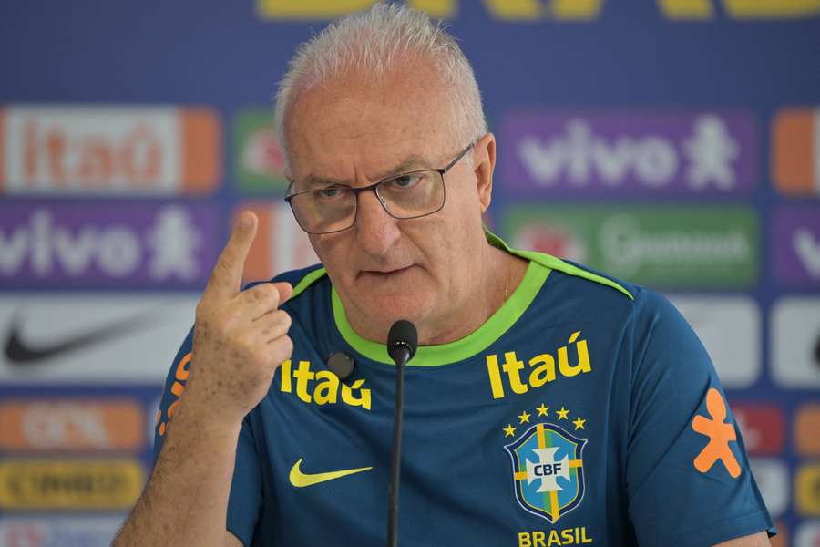 Dorival Júnior atiende a la prensa.