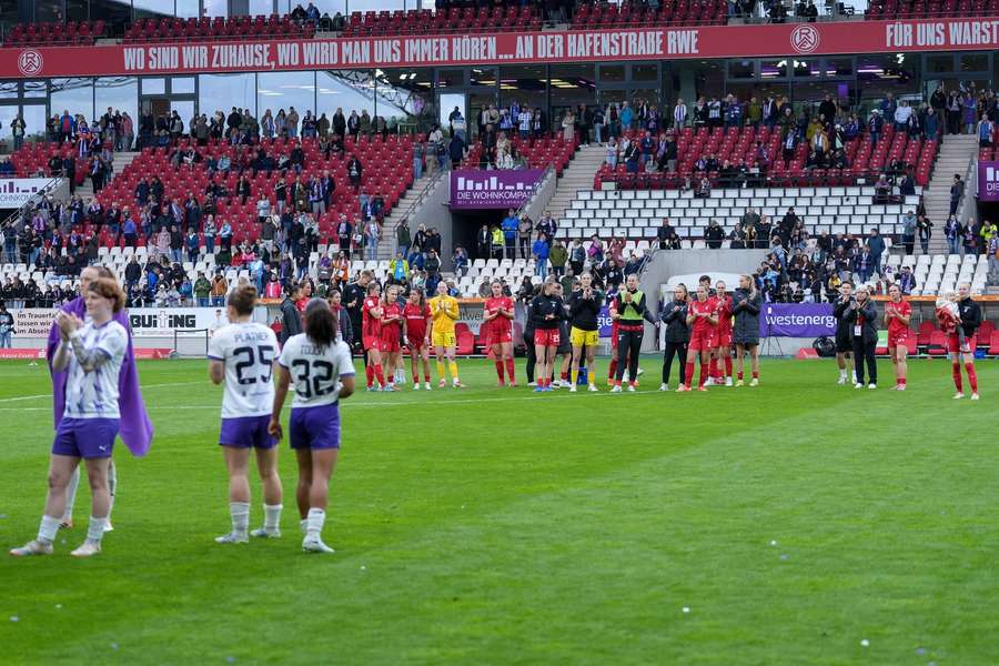Auch die Spielerinnen des SC Freiburg zeigten nach dem Abstieg der SGS Essen ihren Respekt. Auch die Spielerinnen des SC Freiburg zeigten nach dem Abstieg der SGS Essen ihren Respekt.