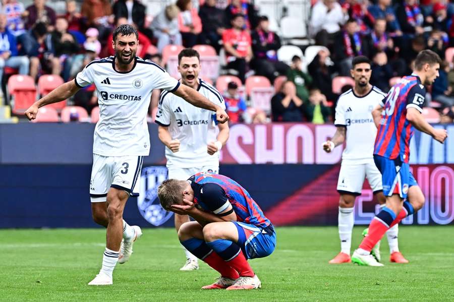 Plzeň pokračuje v rozpačitých výkonech. Plzeň pokračuje v rozpačitých výkonech.