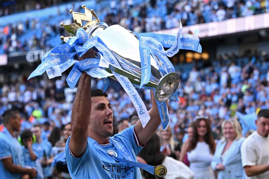 O meio-campista espanhol Rodri, do Manchester City, comemora com o troféu da Premier League