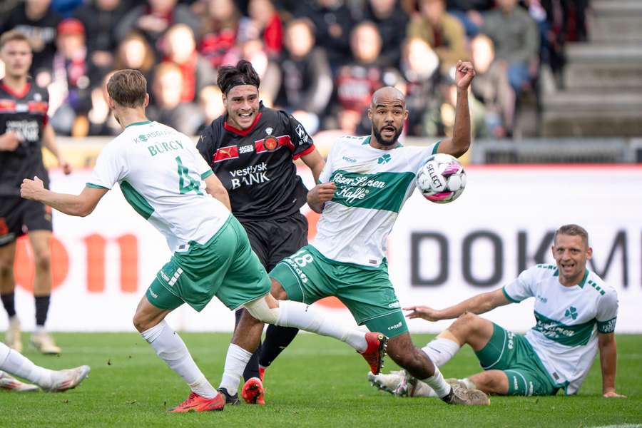 FC Midtjyllands Aral Simsir udligner til 1-1 i kamp med Viborgs Manuel Mbom, Nicolas Burgy og Jeppe Grønning