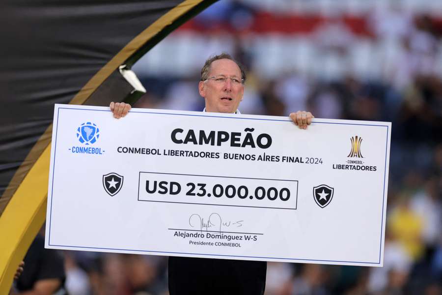 Textor porta el cheque de ganador.