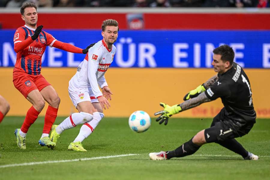 Maximilian Mittelstädt dal první gól Stuttgartu při výhře 3:1 v Heidenheimu.