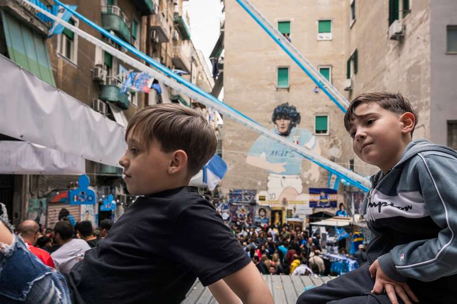 Napoli ricorda Maradona scomparso tre anni fa: mascotte e luci allo stadio