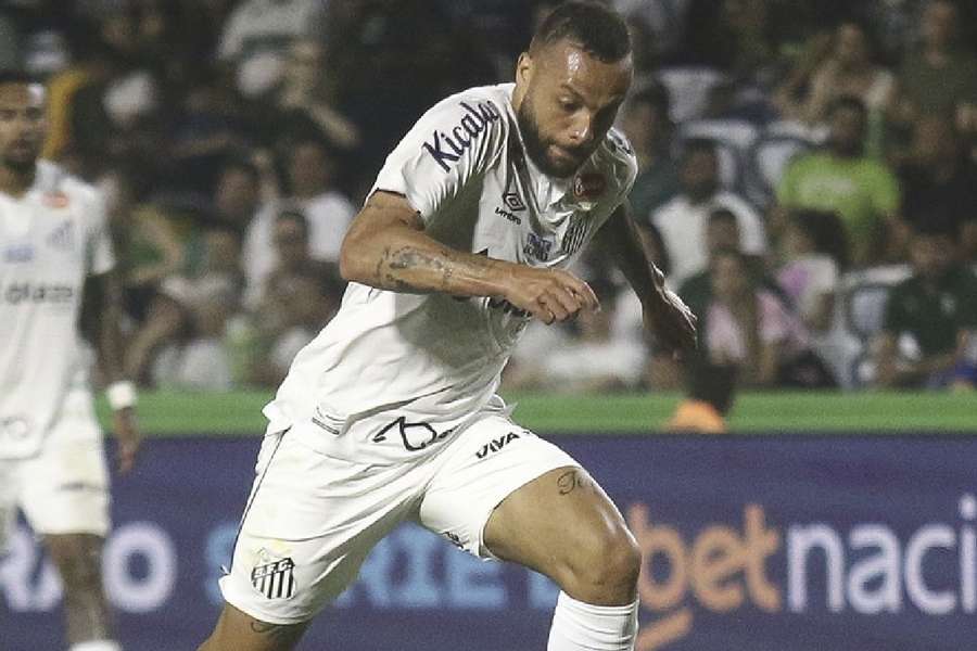 Guilherme durante duelo com o Coritiba, no Couto Pereira