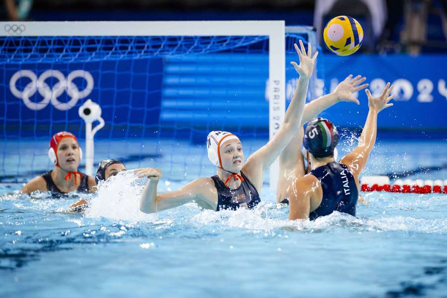 De waterpolosters wonnen met 11-8 van Italië