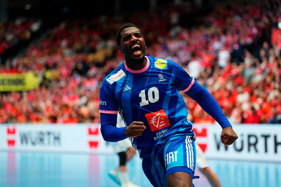 Dika Mem royal, les Bleus déroulent.