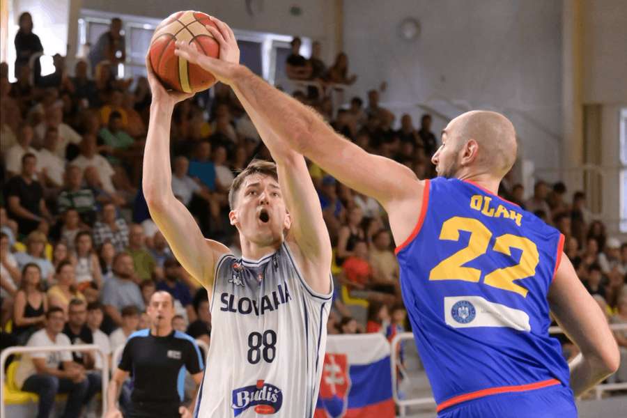 Zľava Timotej Malovec (Slovensko) a Alex Olah (Rumunsko) v zápase Slovensko - Rumunsko.