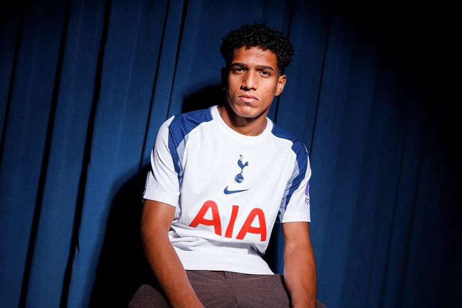 Souza pózuje v novom drese.