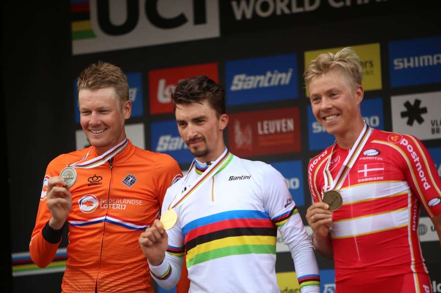 Stupeň víťazov na MS v cyklistike 2021. Zľava Dylan van Baarle (Holandsko), Julian Alaphilippe (Francúzsko) a Michael Valgren (Dánsko).