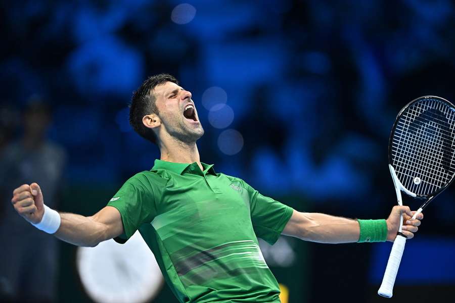 Djokovic sofre mas bate Medvedev e segue invicto nas ATP Finals