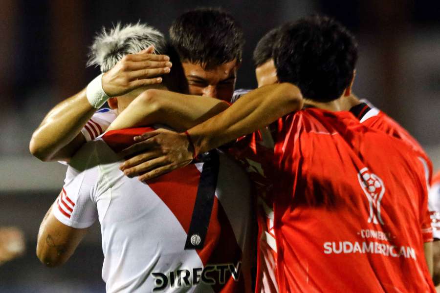 Los jugadores de River celebran su pase a cuartos del Apertura