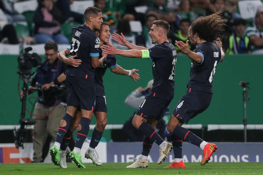 Les joueurs célébrant le deuxième but de l'OM face au Sporting. 