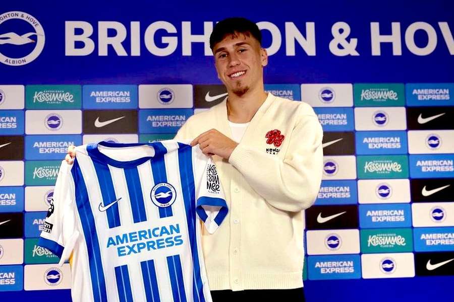 Gruda assinou pelo Brighton