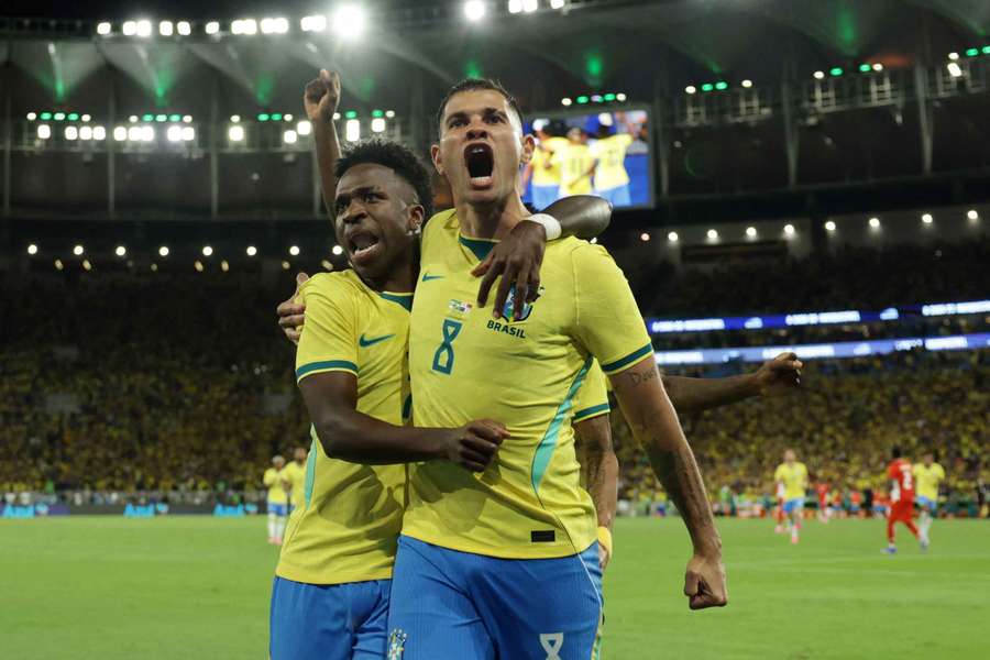 Vinícius Júnior oslavuje gól s Brunom Guimarãesom. Vinícius Júnior oslavuje gól s Brunom Guimarãesom.
