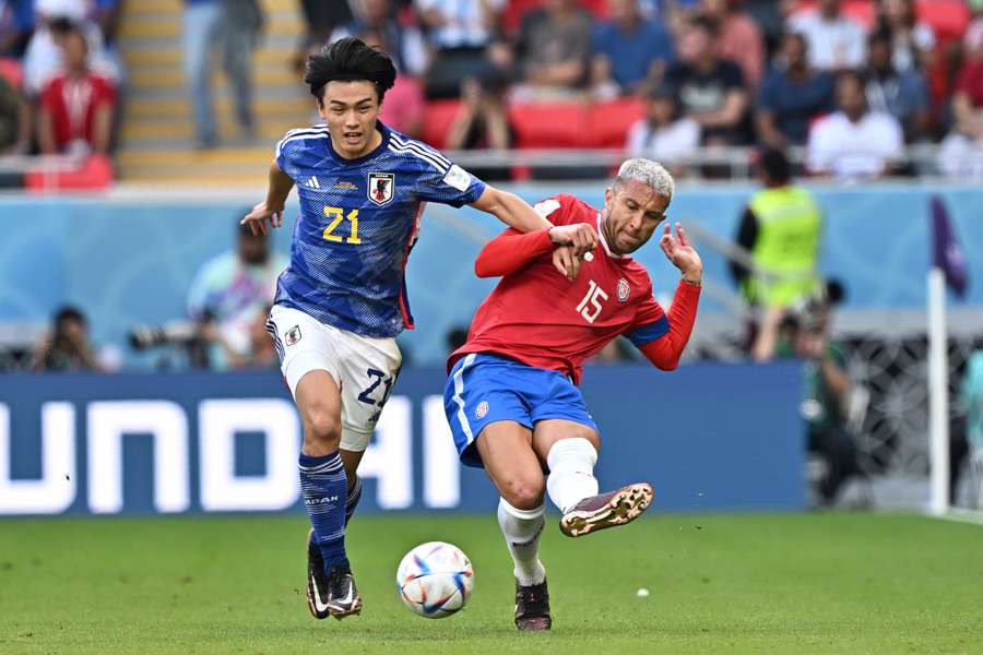 Ayase Ueda in actie namens Japan tegen Costa Rica op het WK