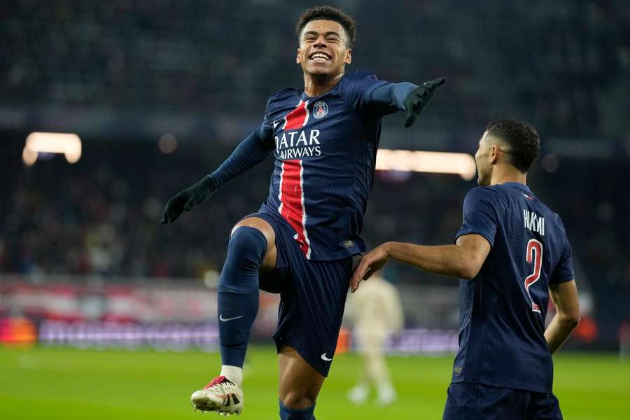 Desire Doue, del PSG, celebra tras marcar el tercer gol de su equipo contra el FC Salzburgo.