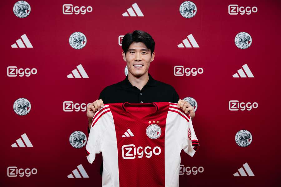 Takehiro Tomiyasu assinou um contrato de curta duração com o Ajax Takehiro Tomiyasu assinou um contrato de curta duração com o Ajax