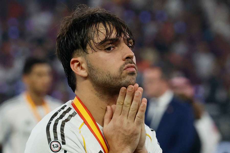 Real Madrid defender Raul Asencio will undergo surgery on a stress fracture in his right shin Real Madrid defender Raul Asencio will undergo surgery on a stress fracture in his right shin