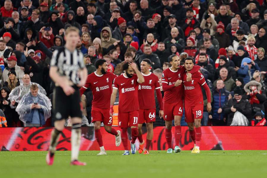 Cody Gakpo celebra el tercer gol del Liverpool contra el Newcastle.