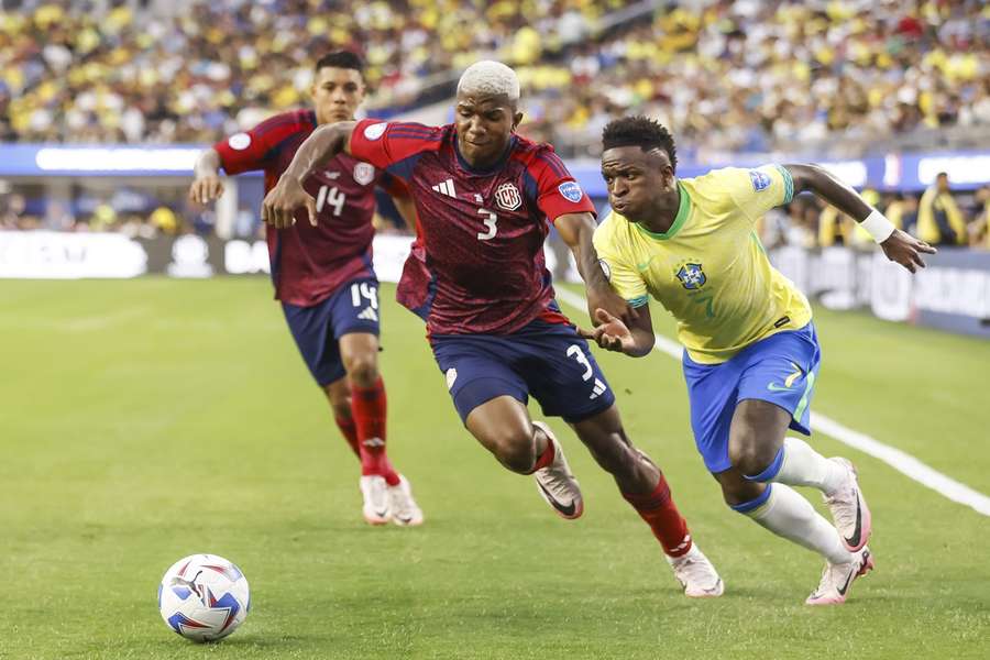 Jeyland Mitchell van Costa Rica in actie tegen Brazilië