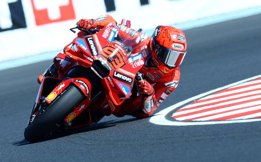 Marc Marquez de la Ducati Lenovo Team în acțiune în timpul cursei MotoGP Marc Marquez de la Ducati Lenovo Team în acțiune în timpul cursei MotoGP