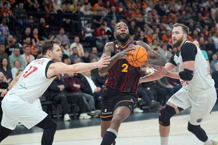 Michael Young z Galatasaraye se dostává do zakončení v zápase s Nymburkem.
