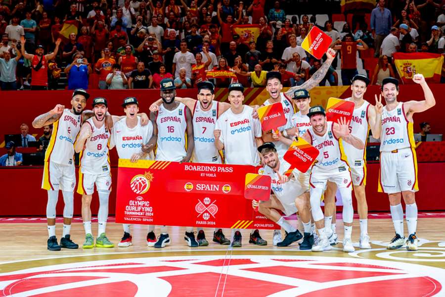 Los jugadores de España celebran su billete a París 2024 en la Fuente de San Luis