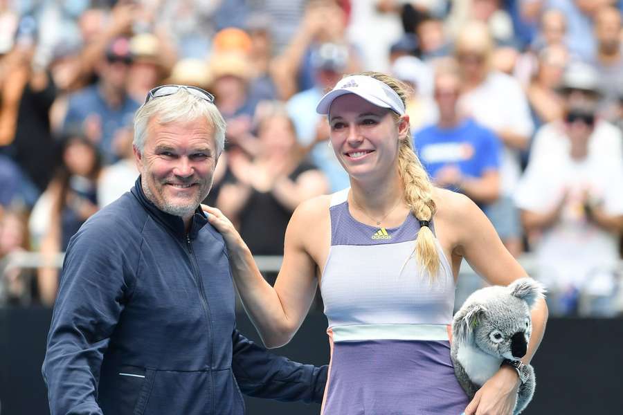 Piotr Wozniacki sidder trofast i Caroline Wozniackis boks ved turneringer.