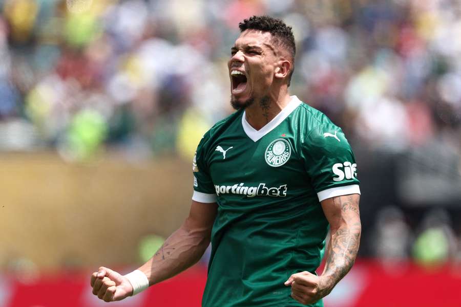 Paulinho celebra con furia y energía el gol de la victoria del Palmeiras