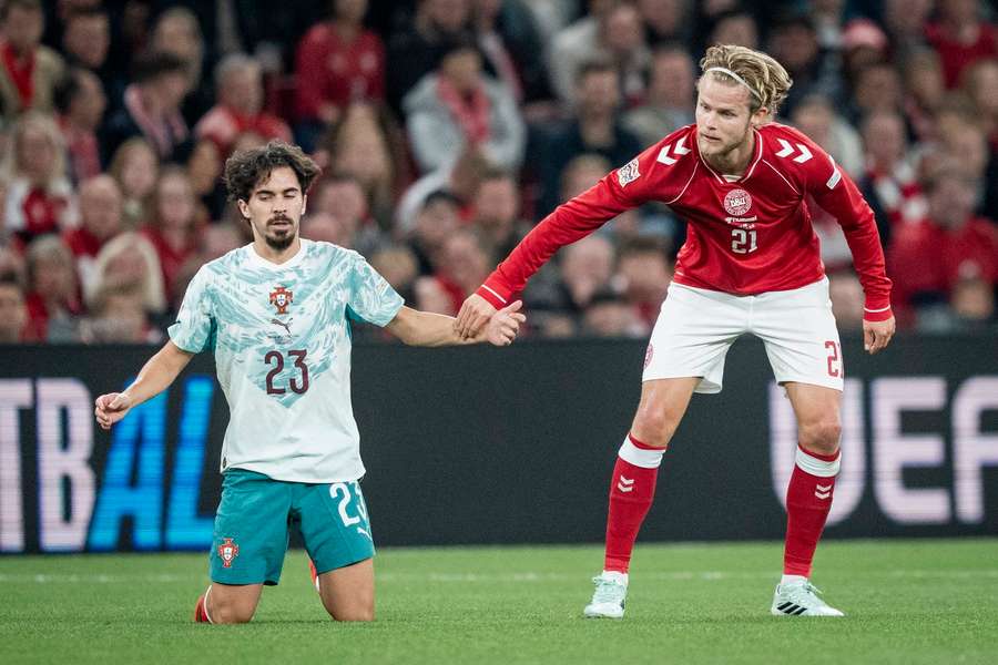 Morten Hjulmand com Vitinha no Dinamarca-Portugal