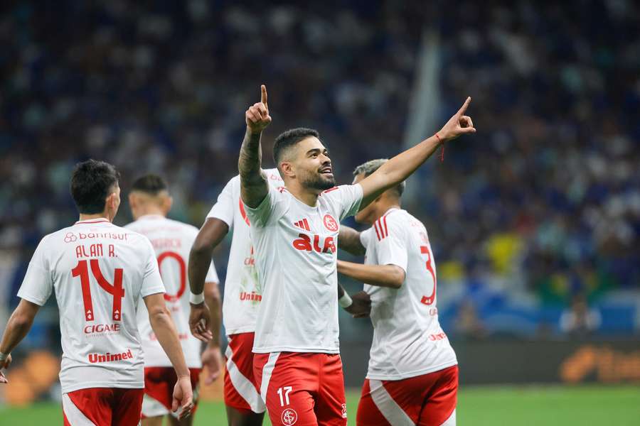 Bruno Tabata empatou o placar cinco minutos depois do golaço de Matheus Pereira