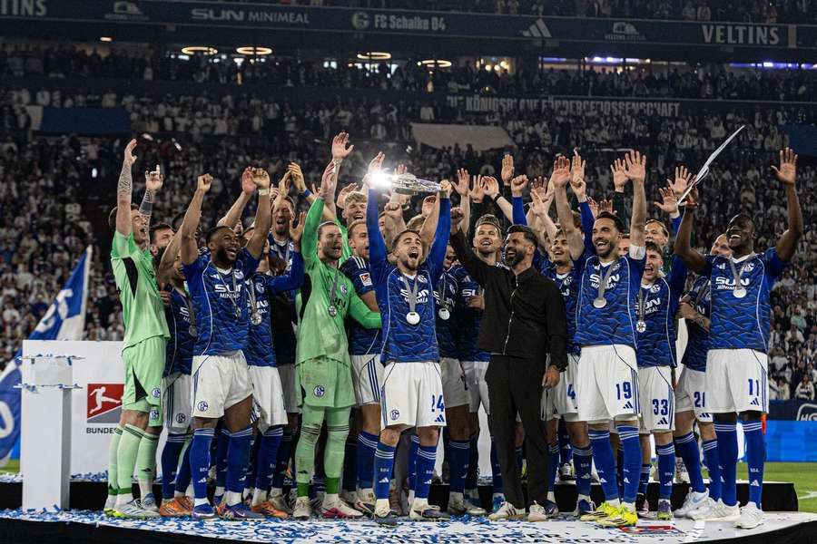 Schalke při oslavách postupu do Bundesligy.