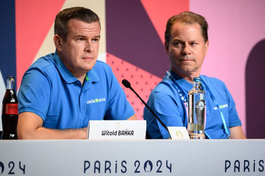 WADA-voorzitter Witold Banka en WADA-directeur Olivier Niggli op een persconferentie