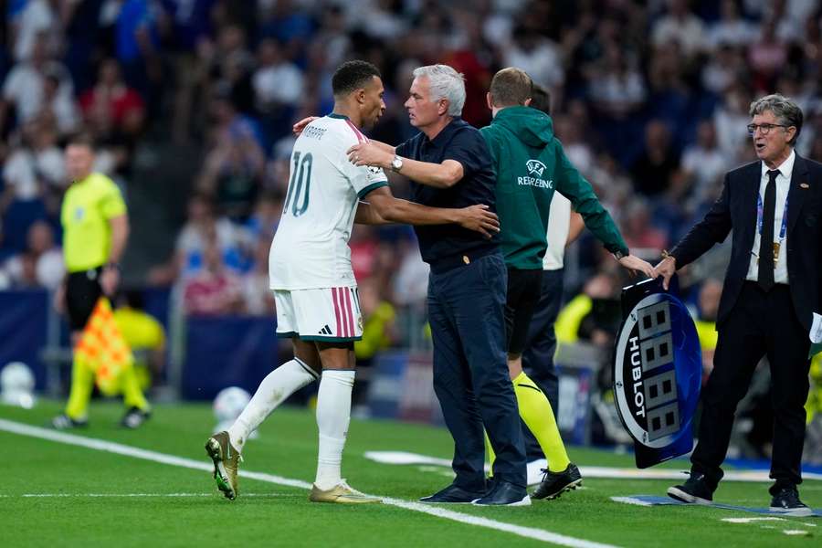 Mbappé a Mourinho počas striedania v nadstavenom čase. Mbappé a Mourinho počas striedania v nadstavenom čase.