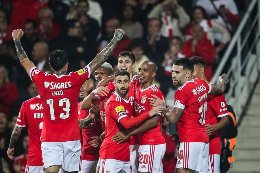 Benfica transforma teste de fogo em passeio (5-1) com António Silva a bisar para Santos ver